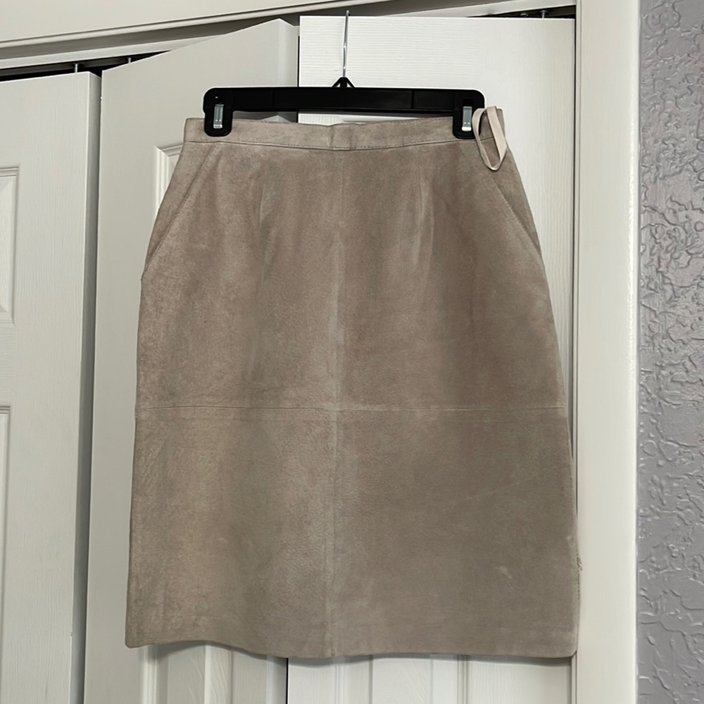 Butter soft pig suede A-line fully lined skirt. Pale cream.Size 10. Like new!